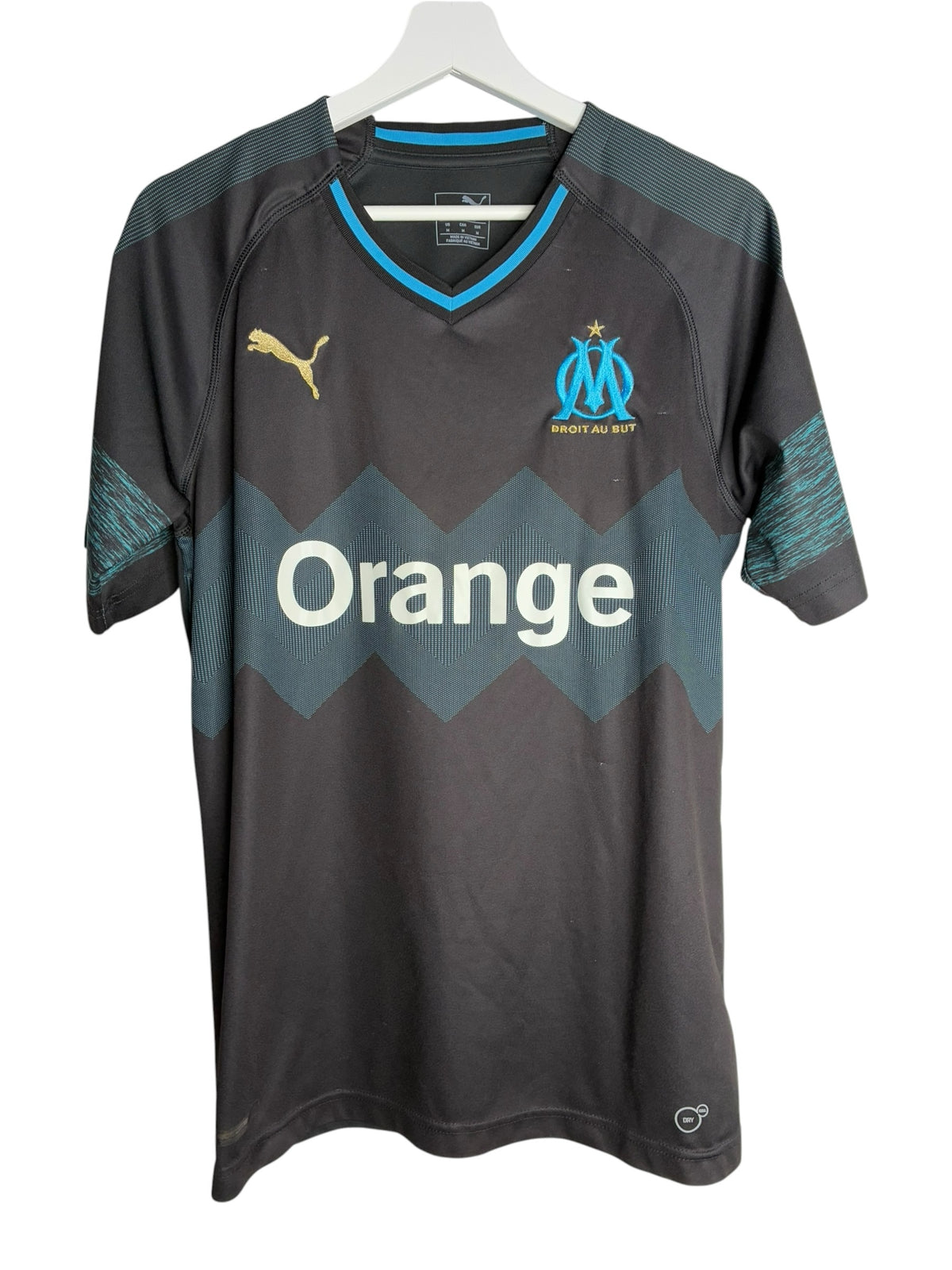 Maillot officiel Puma Levestiairedupeuple de l'Olympique de Marseille noir avec détails bleu ciel et logo doré
