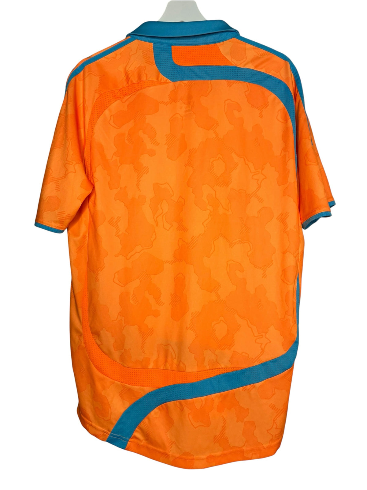 Vue arrière du maillot de football vintage Levestiairedupeuple orange avec motifs ton sur ton et détails bleu ciel