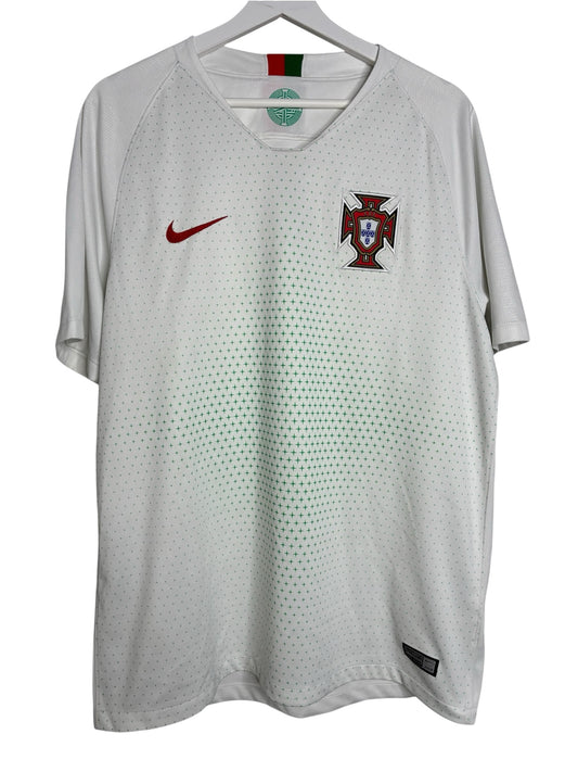Maillot extérieur Levestiairedupeuple du Portugal blanc avec motif géométrique vert, blason national et logo Nike