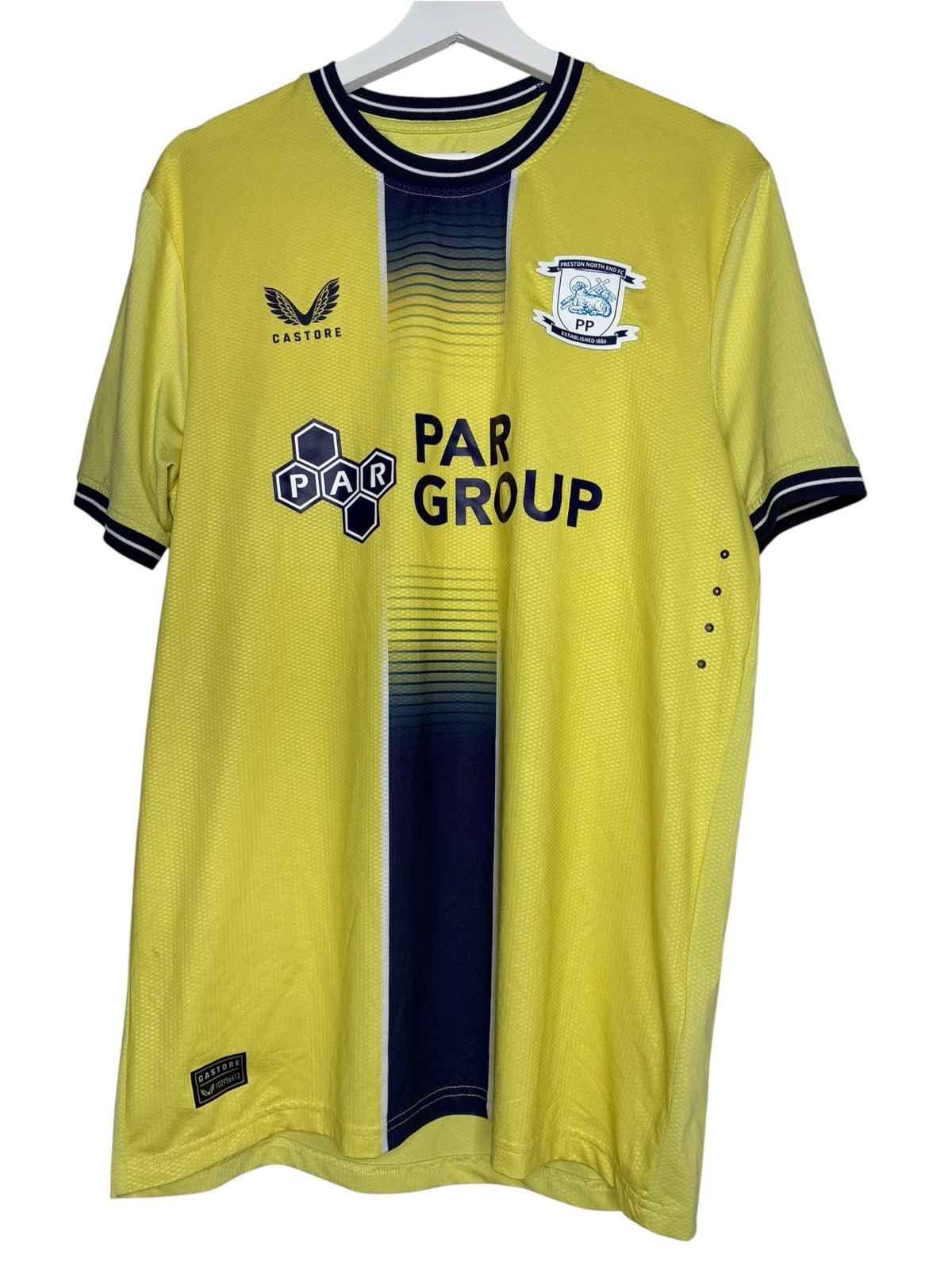 Maillot de football officiel Preston North End jaune par Levestiairedupeuple avec détails bleu marine et logo Castore