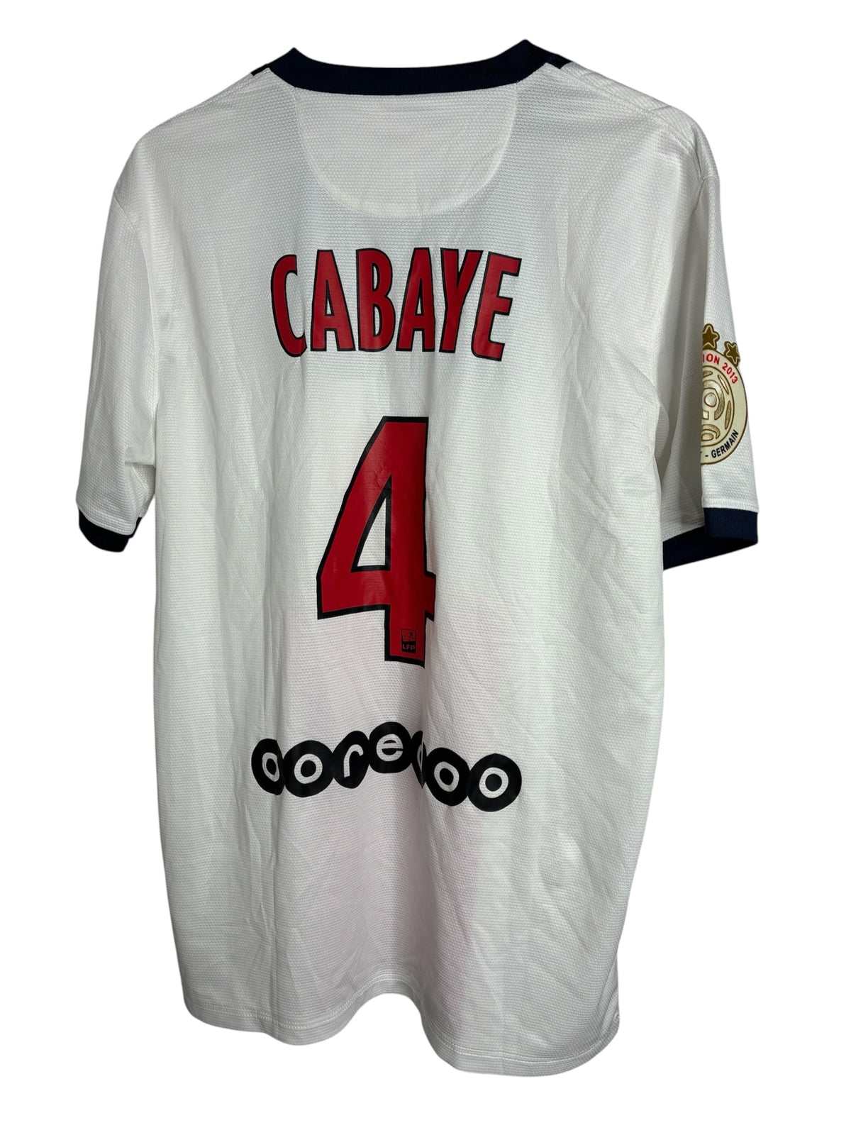 Maillot extérieur Levestiairedupeuple du PSG 2013 blanc avec flocage Cabaye numéro 4 et écusson commémoratif