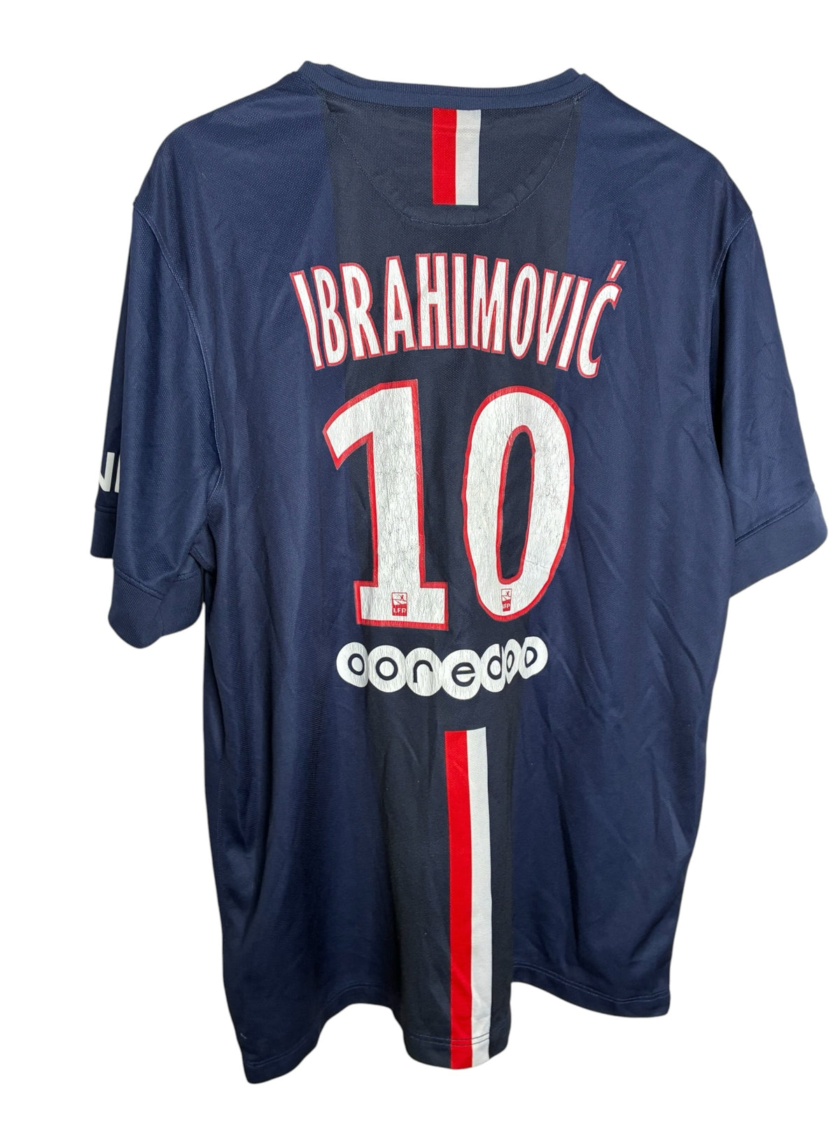 Maillot domicile Levestiairedupeuple du PSG bleu avec flocage Ibrahimovic 10 et bande verticale rouge et blanche