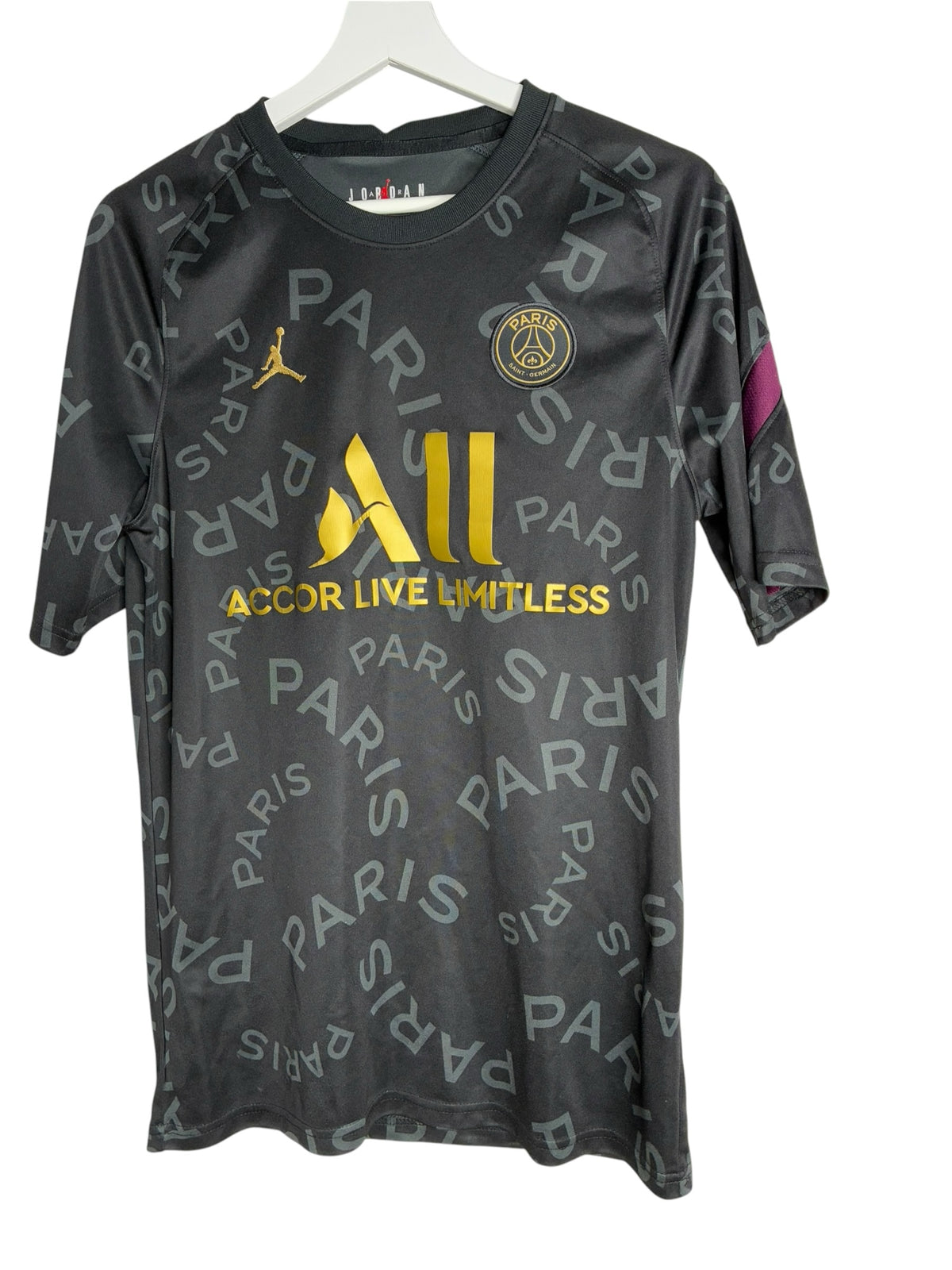 Maillot de football Levestiairedupeuple PSG x Jordan noir avec motif Paris ton sur ton et logos dorés sur cintre