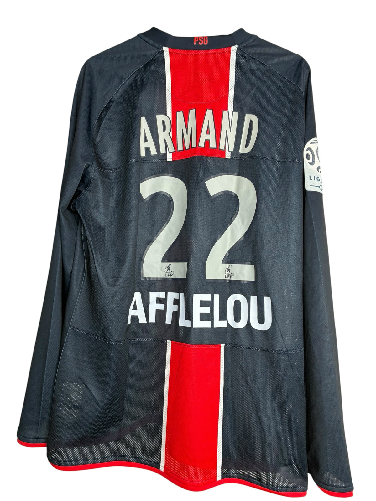 Maillot de football vintage Levestiairedupeuple du PSG, bleu marine à manches longues avec flocage Armand 22 au dos.