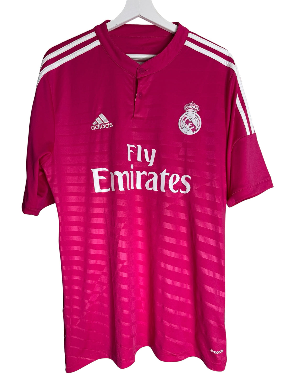 Maillot de football rose Levestiairedupeuple Real Madrid avec col boutonné, logo brodé et bandes blanches