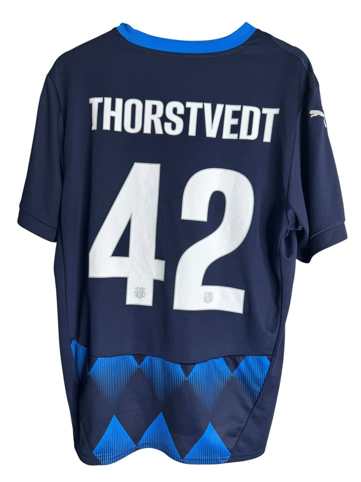 Maillot de football officiel Puma Levestiairedupeuple de Sassuolo, bleu avec flocage Thorstvedt 42 et motif losanges.