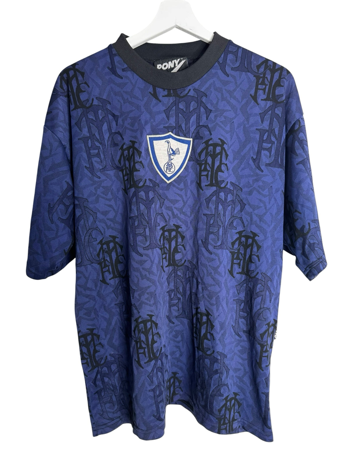 Maillot de football vintage Levestiairedupeuple Tottenham Hotspur bleu avec motif monogramme noir et logo du club