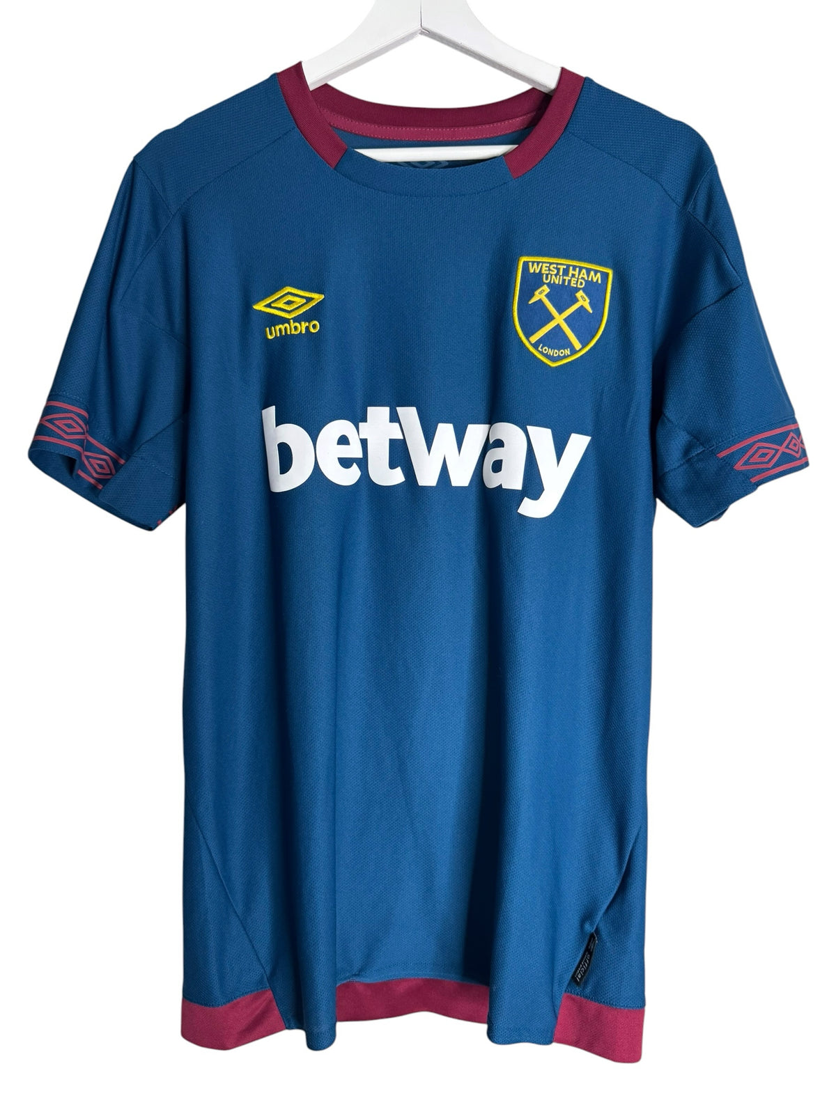 Maillot domicile officiel West Ham United bleu et bordeaux par Levestiairedupeuple avec logo Umbro et sponsor Betway
