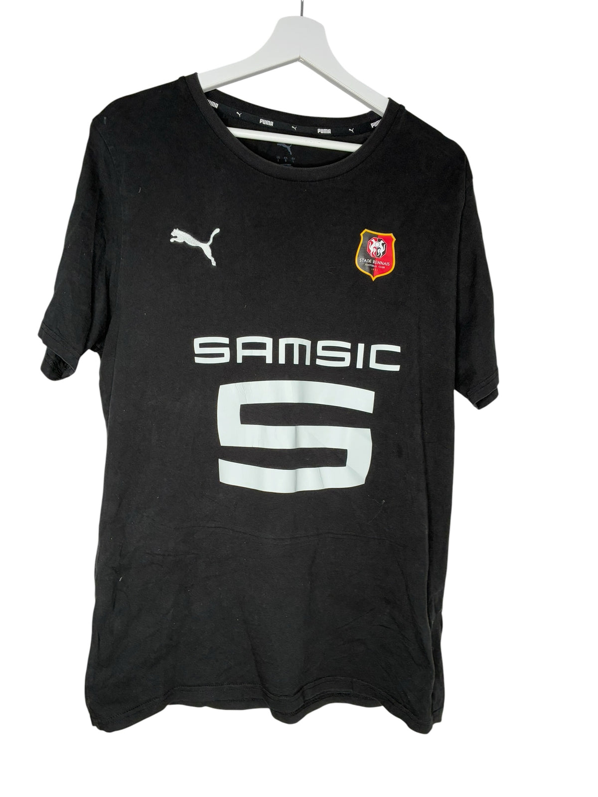 T-shirt noir Levestiairedupeuple Puma du Stade Rennais avec logo du club et sponsor Samsic sur la poitrine