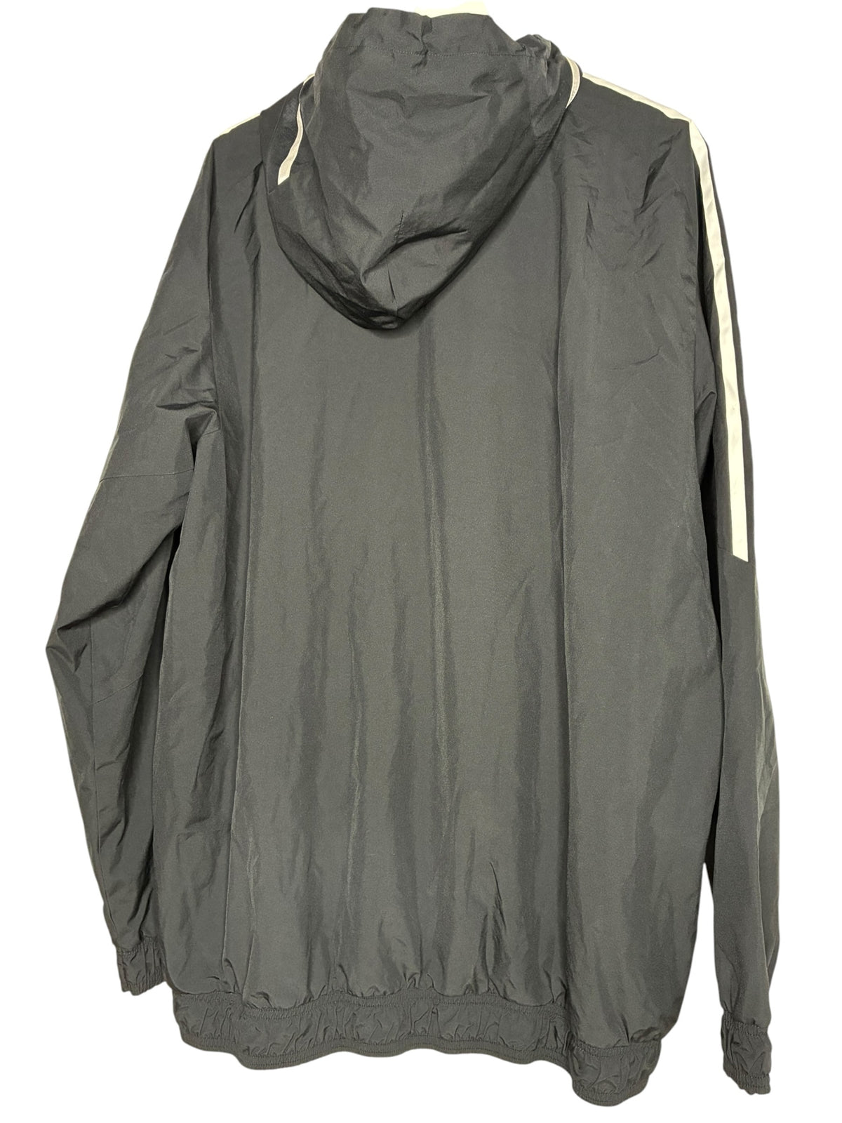 Veste coupe-vent noire adidas avec capuche et bandes blanches sur les manches, par Levestiairedupeuple